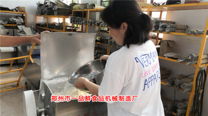 和面機(jī)調(diào)試中 和面機(jī)調(diào)試中