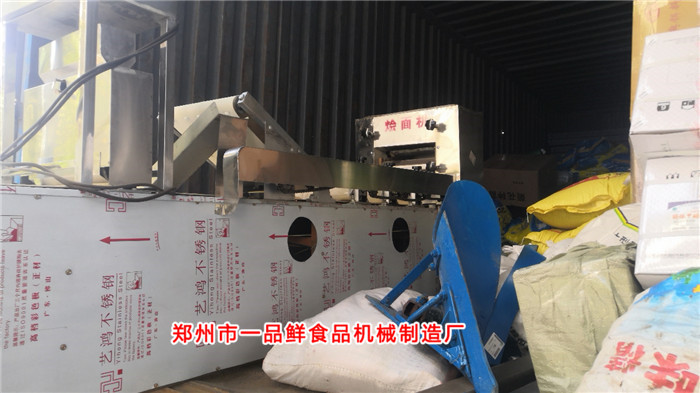 350型燴面機(jī)裝車中 350型燴面機(jī)裝車中