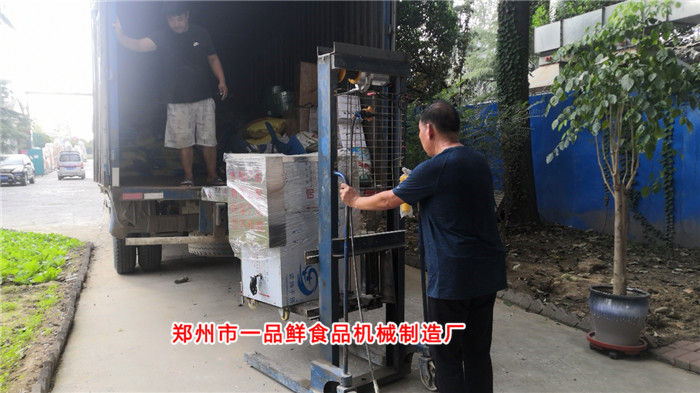 全自動(dòng)揉壓機(jī)裝車發(fā)貨 全自動(dòng)揉壓機(jī)裝車發(fā)貨